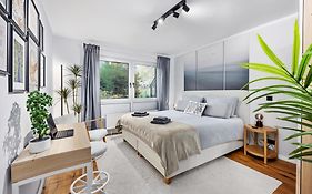 Edler Wohnraum Noble Stadtoase Mit Boxspringbett, Kaffeevollautomat, Lift & Parkplatz